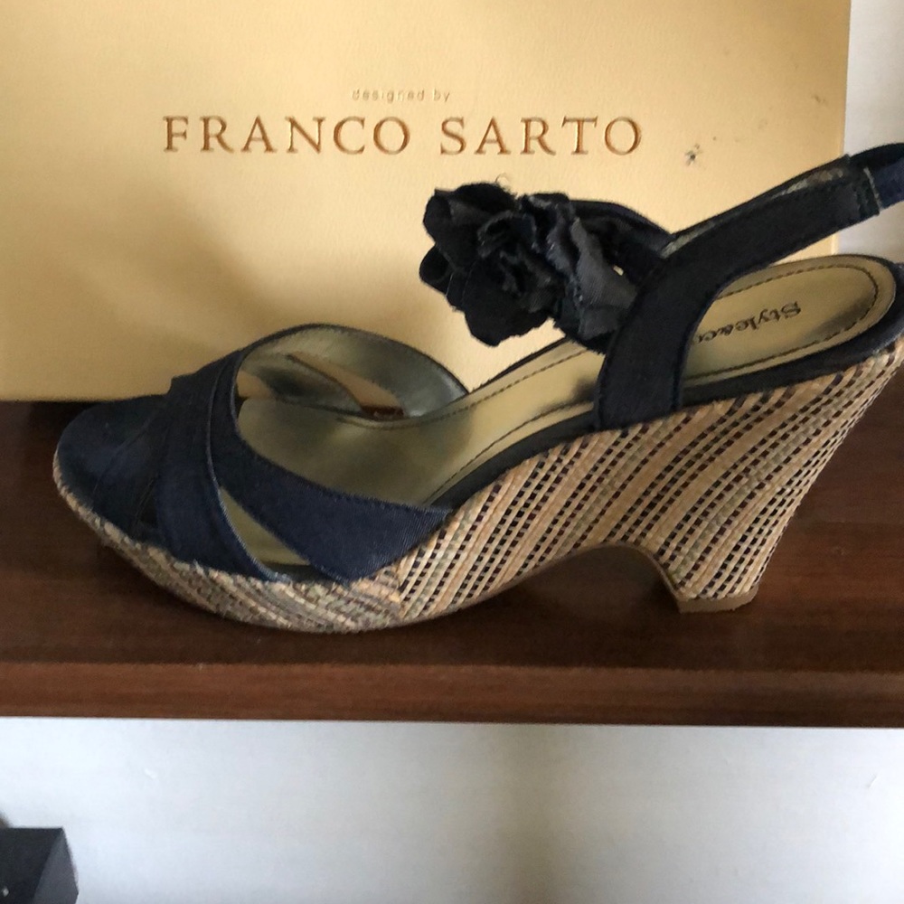 Blue and tan heals with flower at the ankle